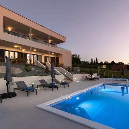 Callista Villa *