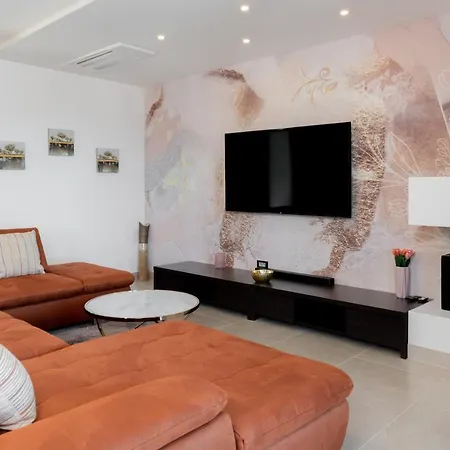 Callista Villa *